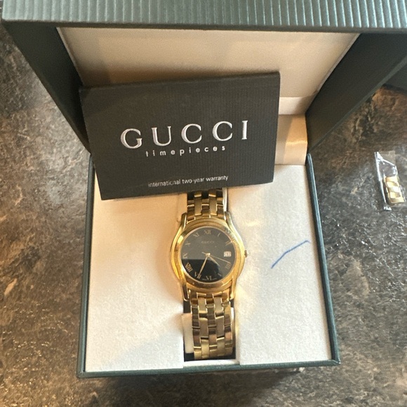 Gucci Gold and Black Luxury Watch with Date Window - Picture 5 of 7